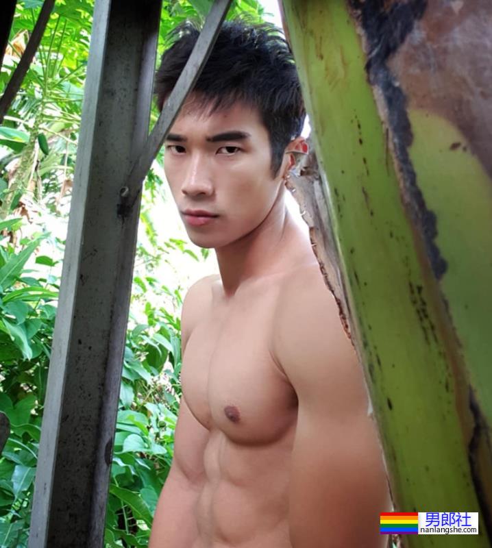 脱衣为家乡荔枝打Call，肌肉小哥围浴巾上阵，这实力太抢镜 - 51虹马