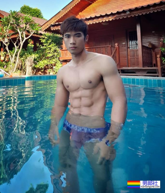 脱衣为家乡荔枝打Call,肌肉小哥围浴巾上阵,这实力太抢镜 - 51虹马 脱衣为家乡荔枝打Call,肌肉小哥围浴巾上阵,这实力太抢镜 - 51虹马