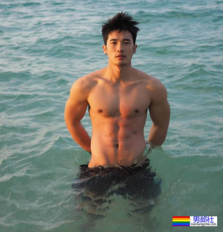 脱衣为家乡荔枝打Call，肌肉小哥围浴巾上阵，这实力太抢镜 - 51虹马