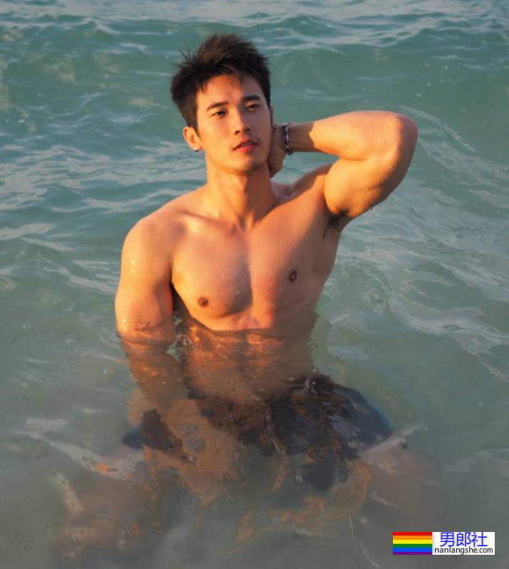 脱衣为家乡荔枝打Call，肌肉小哥围浴巾上阵，这实力太抢镜 - 51虹马