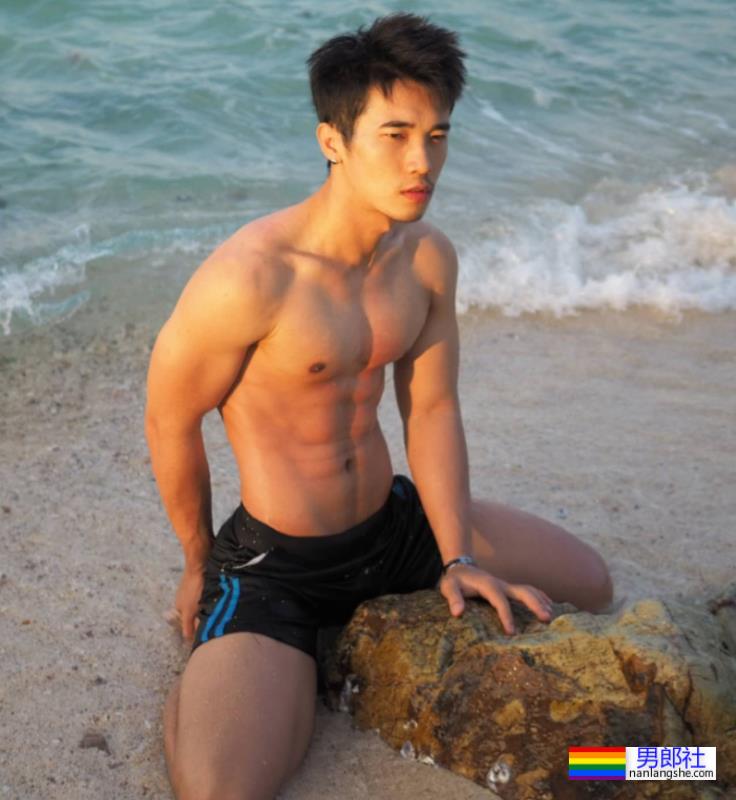 脱衣为家乡荔枝打Call，肌肉小哥围浴巾上阵，这实力太抢镜 - 51虹马