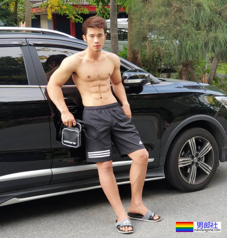 脱衣为家乡荔枝打Call，肌肉小哥围浴巾上阵，这实力太抢镜 - 51虹马