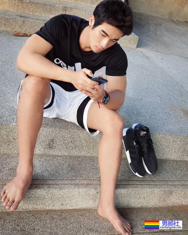 脱衣为家乡荔枝打Call，肌肉小哥围浴巾上阵，这实力太抢镜 - 51虹马