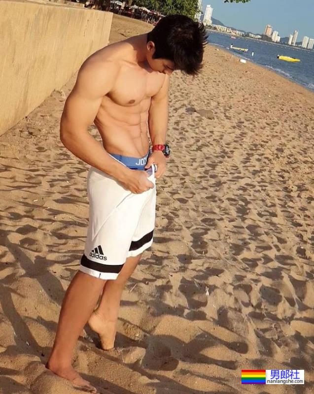 脱衣为家乡荔枝打Call，肌肉小哥围浴巾上阵，这实力太抢镜 - 51虹马