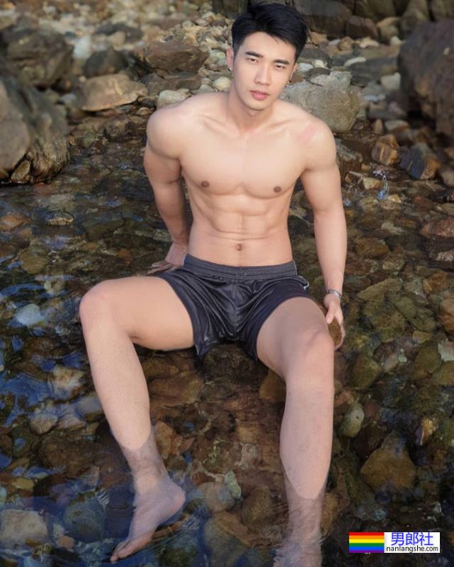 脱衣为家乡荔枝打Call，肌肉小哥围浴巾上阵，这实力太抢镜 - 51虹马