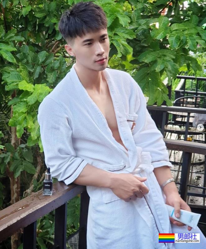 脱衣为家乡荔枝打Call，肌肉小哥围浴巾上阵，这实力太抢镜 - 51虹马