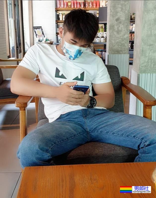 脱衣为家乡荔枝打Call，肌肉小哥围浴巾上阵，这实力太抢镜 - 51虹马