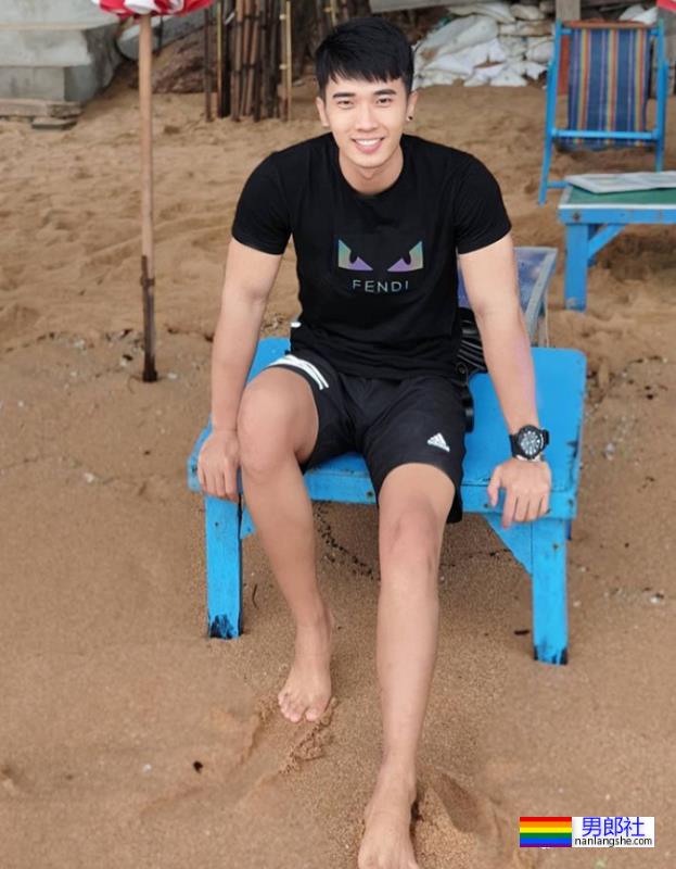 脱衣为家乡荔枝打Call,肌肉小哥围浴巾上阵,这实力太抢镜 - 51虹马 脱衣为家乡荔枝打Call,肌肉小哥围浴巾上阵,这实力太抢镜 - 51虹马