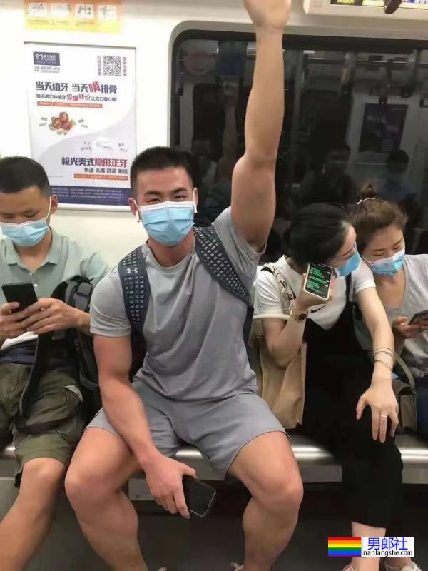 成都地铁偶遇灰裤子运动肌肉帅哥，这也太好看了-51虹马
