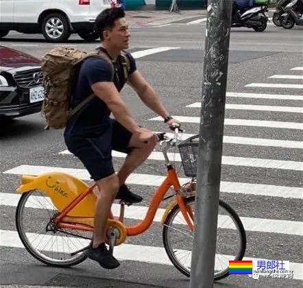 成都地铁偶遇灰裤子运动肌肉帅哥，这也太好看了 - 51虹马