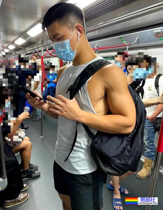 成都地铁偶遇灰裤子运动肌肉帅哥，这也太好看了 - 51虹马