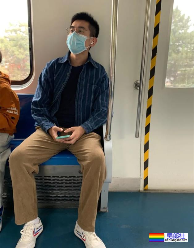 成都地铁偶遇灰裤子运动肌肉帅哥，这也太好看了 - 51虹马