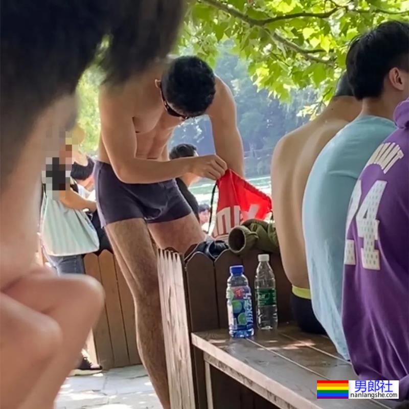 成都地铁偶遇灰裤子运动肌肉帅哥，这也太好看了 - 51虹马