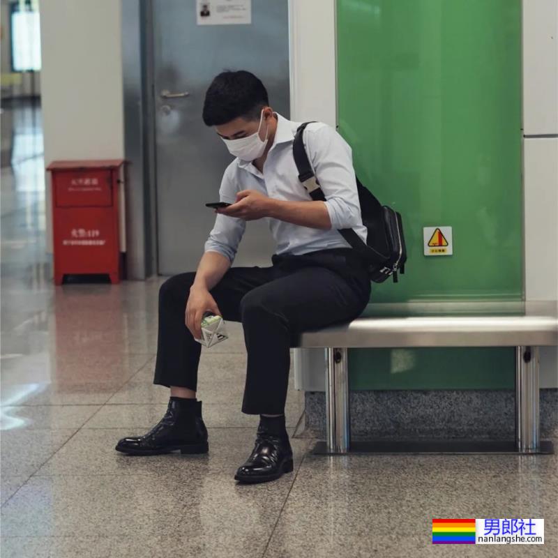 成都地铁偶遇灰裤子运动肌肉帅哥，这也太好看了 - 51虹马