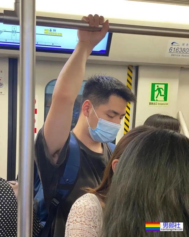 成都地铁偶遇灰裤子运动肌肉帅哥，这也太好看了 - 51虹马