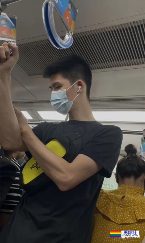 成都地铁偶遇灰裤子运动肌肉帅哥，这也太好看了 - 51虹马