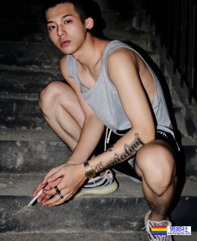 这位寸头男孩颜值也太棒了吧 - 51虹马