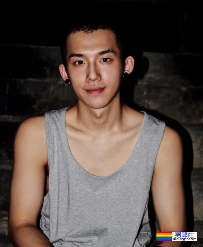 这位寸头男孩颜值也太棒了吧 - 51虹马