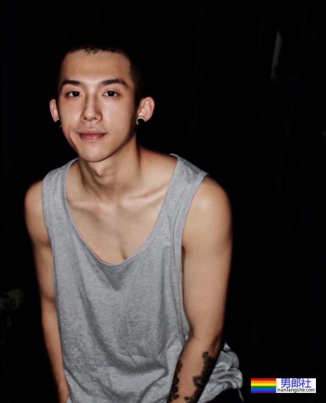 这位寸头男孩颜值也太棒了吧 - 51虹马