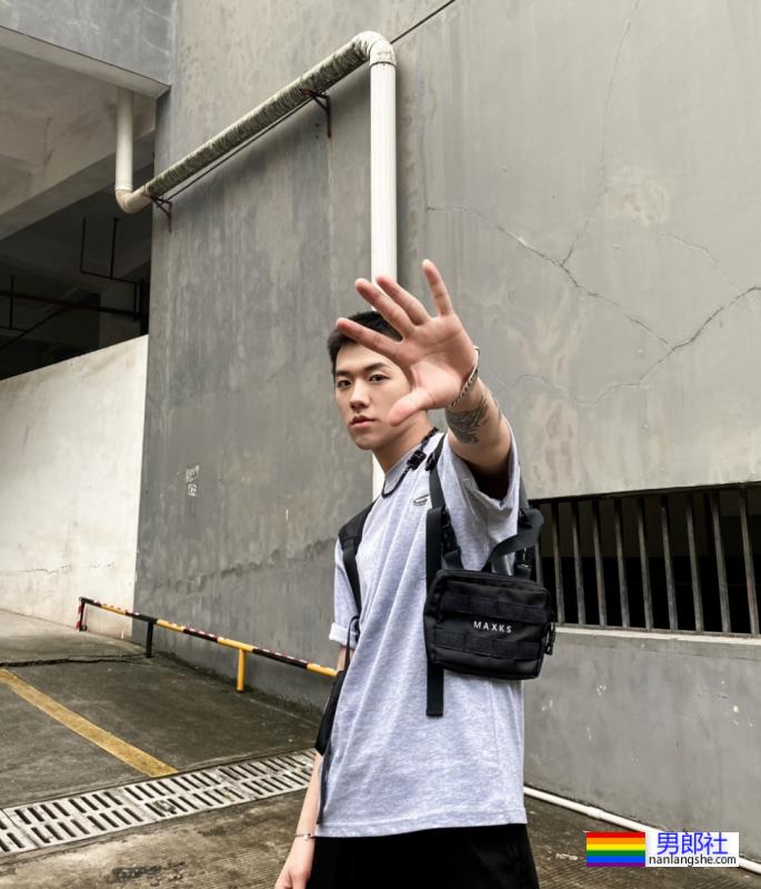 这位寸头男孩颜值也太棒了吧 - 51虹马