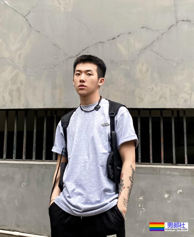 这位寸头男孩颜值也太棒了吧 - 51虹马