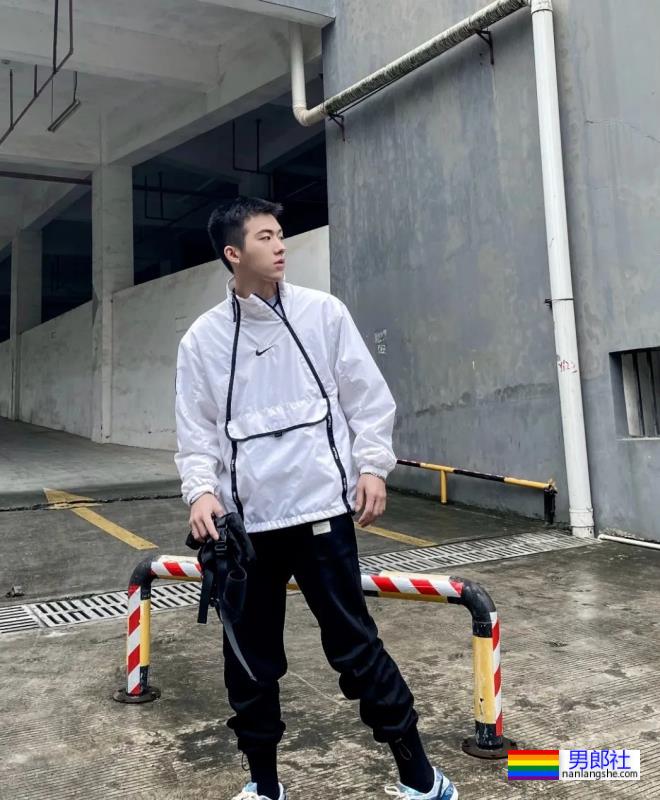 这位寸头男孩颜值也太棒了吧 - 51虹马