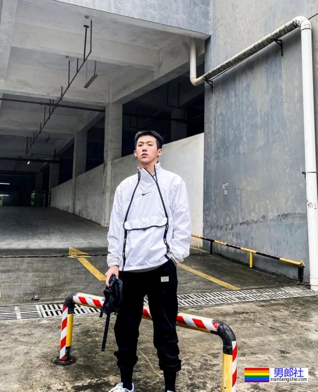 这位寸头男孩颜值也太棒了吧 - 51虹马