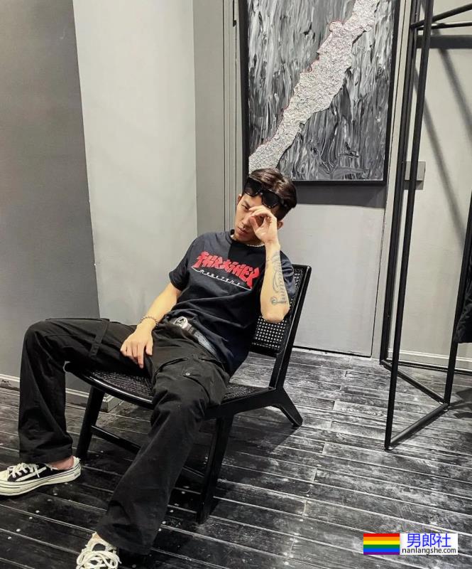 这位寸头男孩颜值也太棒了吧 - 51虹马