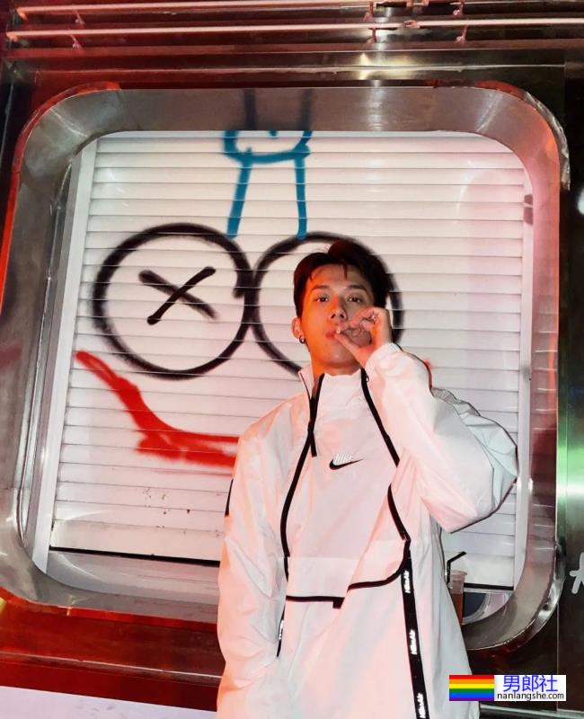 这位寸头男孩颜值也太棒了吧 - 51虹马