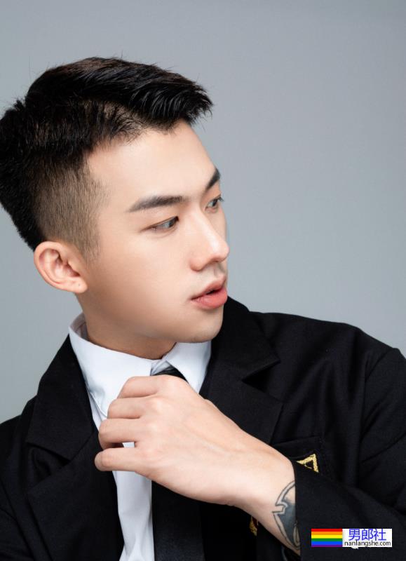 这位寸头男孩颜值也太棒了吧 - 51虹马