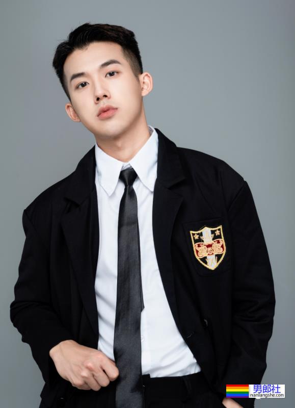 这位寸头男孩颜值也太棒了吧 - 51虹马