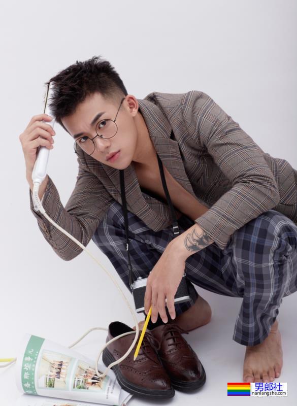 这位寸头男孩颜值也太棒了吧 - 51虹马