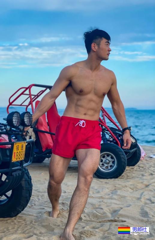 这清一色的红泳裤肌肉小哥哥在哪里？我也想去！ - 51虹马