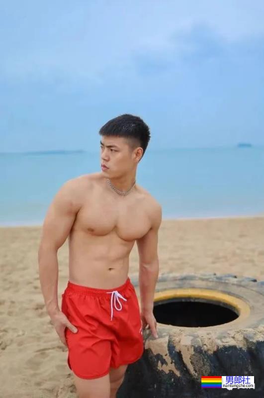 这清一色的红泳裤肌肉小哥哥在哪里？我也想去！ - 51虹马