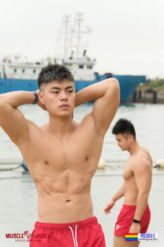 这清一色的红泳裤肌肉小哥哥在哪里？我也想去！ - 51虹马