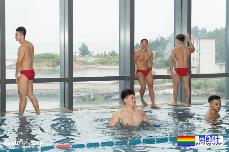 这清一色的红泳裤肌肉小哥哥在哪里？我也想去！ - 51虹马