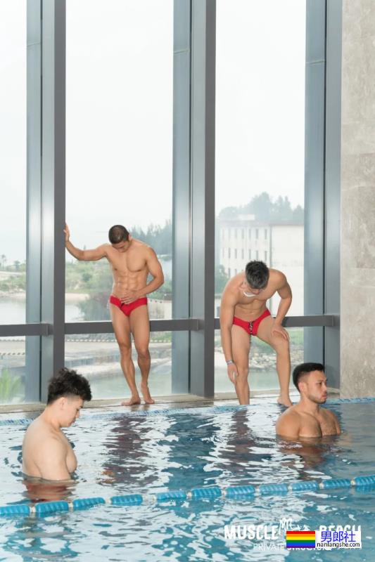 这清一色的红泳裤肌肉小哥哥在哪里？我也想去！ - 51虹马