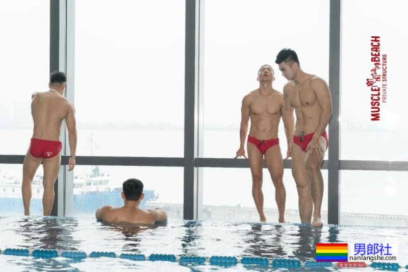 这清一色的红泳裤肌肉小哥哥在哪里？我也想去！ - 51虹马