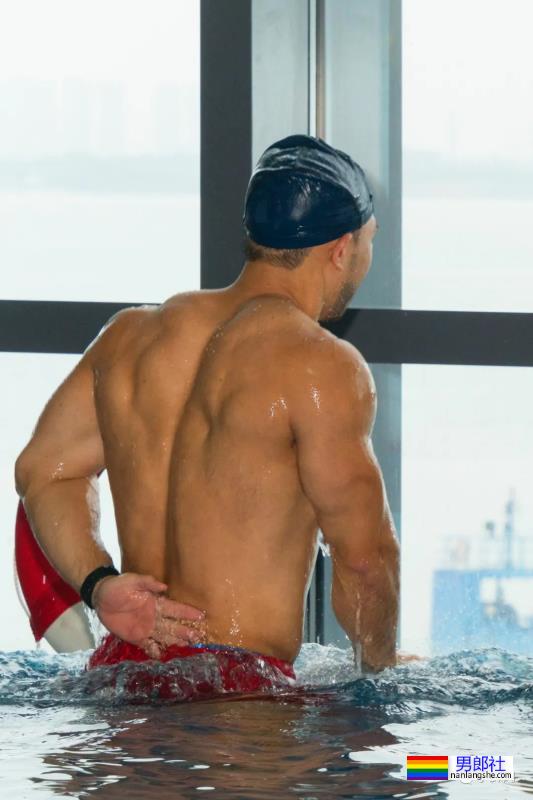 这清一色的红泳裤肌肉小哥哥在哪里？我也想去！ - 51虹马