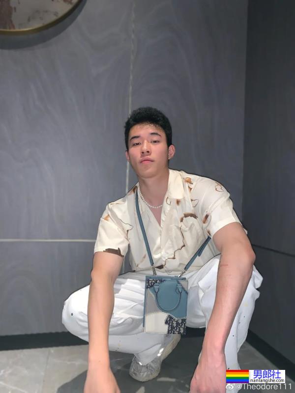 很纯很欲的帅哥 - 51虹马