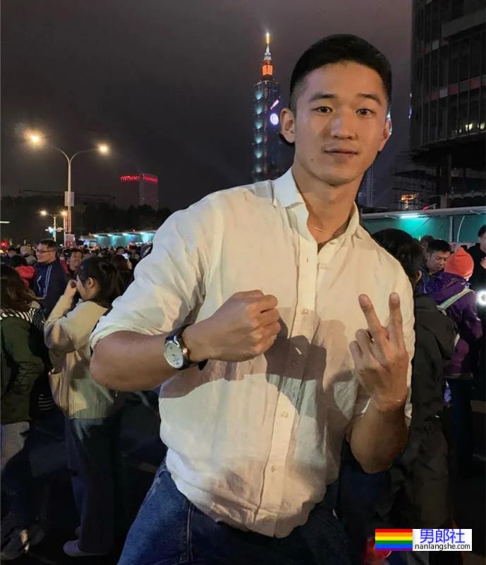 扒到了帅哥家教的自拍,这是不给钱我就能看的吗?-51虹马