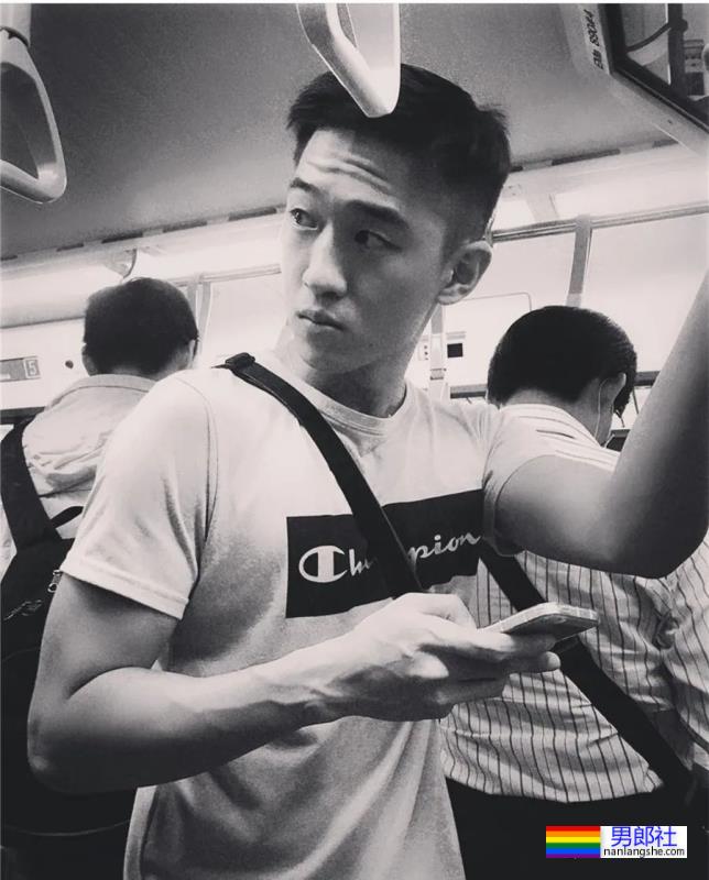 扒到了帅哥家教的自拍,这是不给钱我就能看的吗? - 51虹马 扒到了帅哥家教的自拍,这是不给钱我就能看的吗? - 51虹马