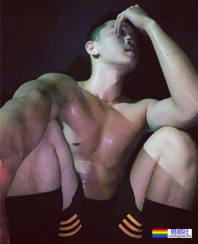 扒到了帅哥家教的自拍,这是不给钱我就能看的吗? - 51虹马 扒到了帅哥家教的自拍,这是不给钱我就能看的吗? - 51虹马