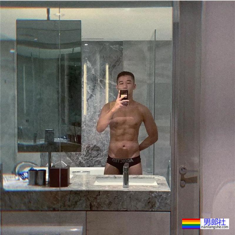 扒到了帅哥家教的自拍,这是不给钱我就能看的吗? - 51虹马 扒到了帅哥家教的自拍,这是不给钱我就能看的吗? - 51虹马