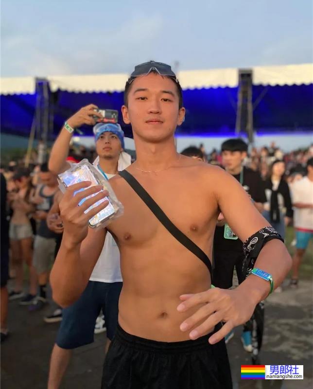 扒到了帅哥家教的自拍,这是不给钱我就能看的吗? - 51虹马 扒到了帅哥家教的自拍,这是不给钱我就能看的吗? - 51虹马