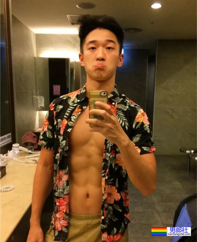 扒到了帅哥家教的自拍,这是不给钱我就能看的吗? - 51虹马 扒到了帅哥家教的自拍,这是不给钱我就能看的吗? - 51虹马