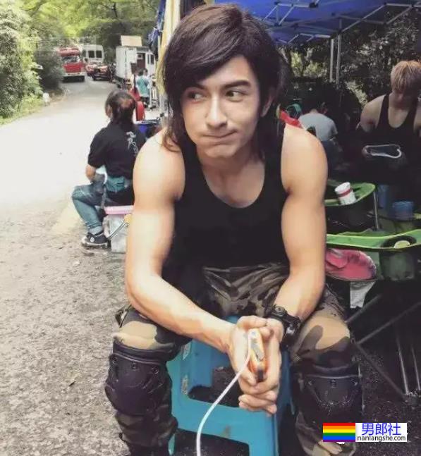 于正捧的新疆小哥,登《风度》拍男色写真,真实力 - 51虹马 于正捧的新疆小哥,登《风度》拍男色写真,真实力 - 51虹马