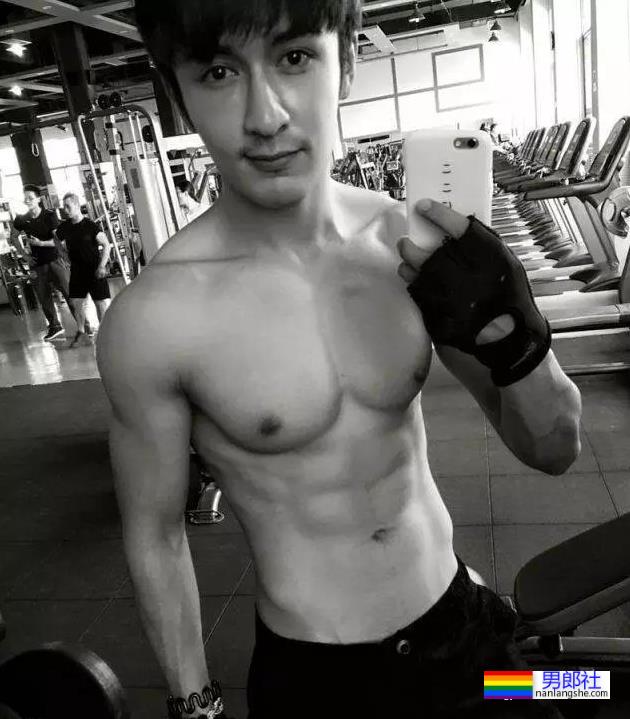 于正捧的新疆小哥,登《风度》拍男色写真,真实力 - 51虹马 于正捧的新疆小哥,登《风度》拍男色写真,真实力 - 51虹马