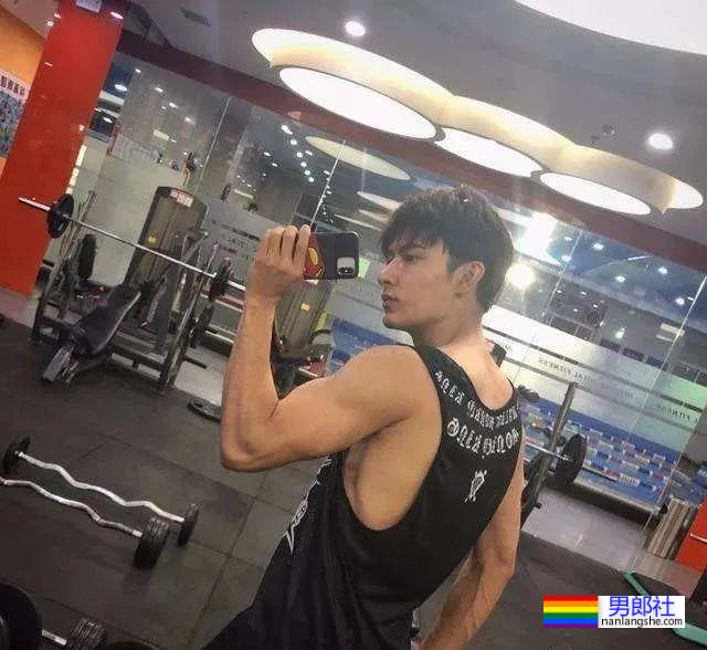 于正捧的新疆小哥,登《风度》拍男色写真,真实力 - 51虹马 于正捧的新疆小哥,登《风度》拍男色写真,真实力 - 51虹马