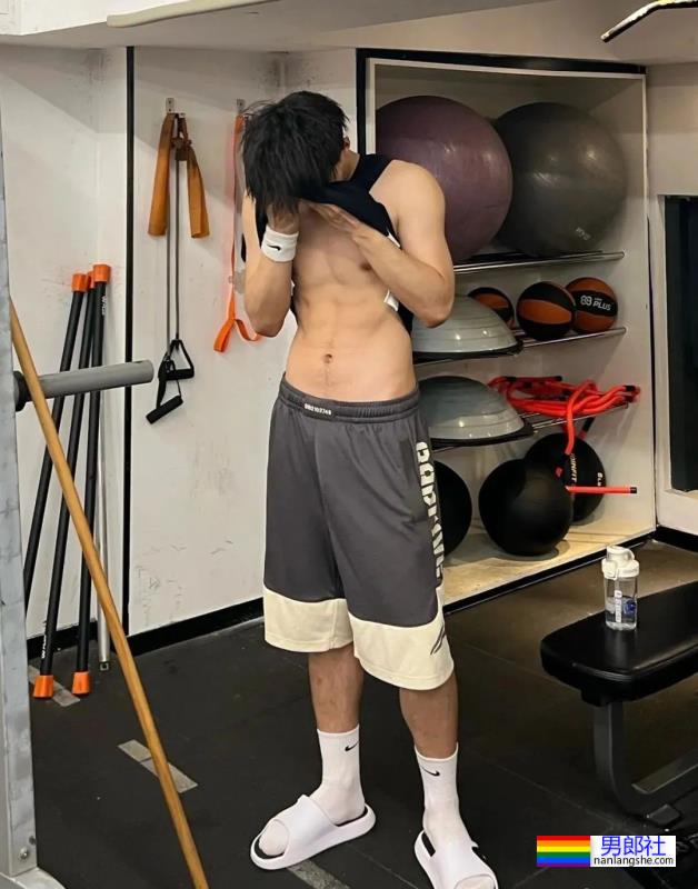 00后腹肌白袜小哥哥，太帅了-51虹马